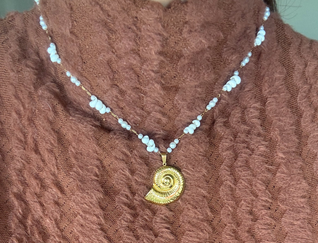Collier escargot perles blanches