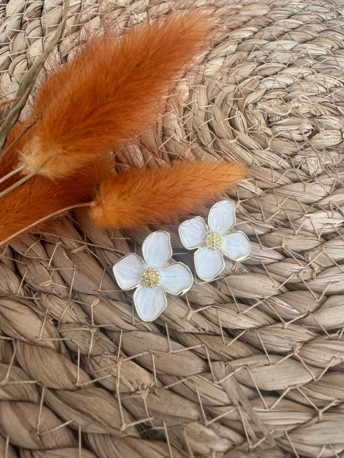 Boucles d’oreille fleur de Tiaré blanc nacré