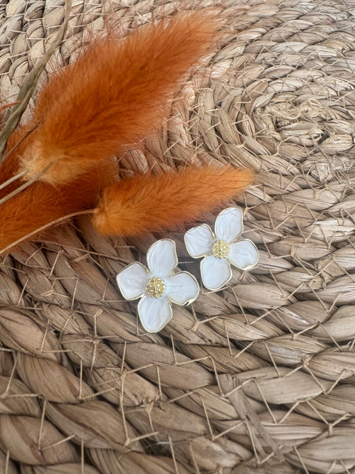Boucles d’oreille fleur de Tiaré blanc nacré